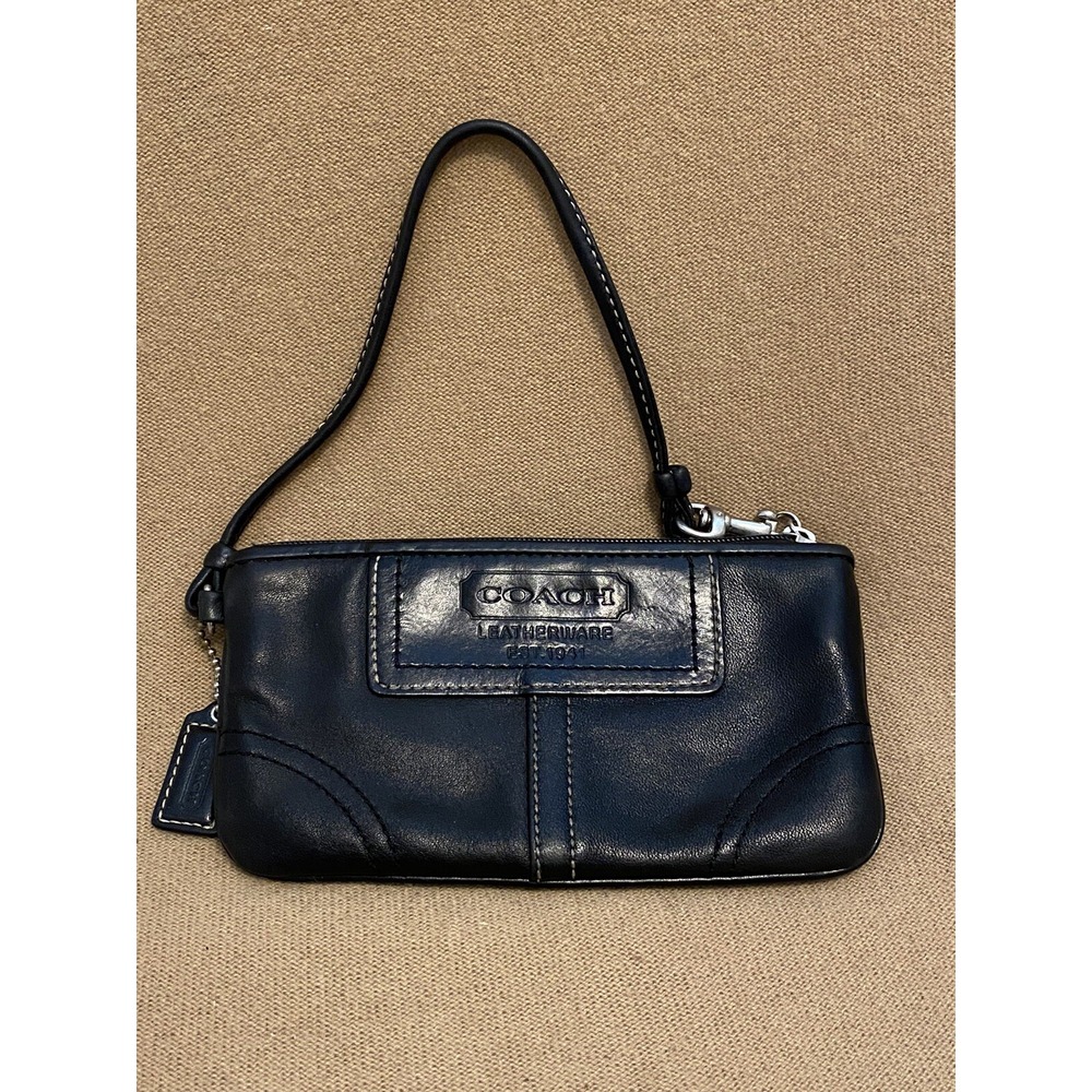 Coach Black clutch Wristlet Smooth Soft Leather Zipper Closure Logo Charm PreOwn